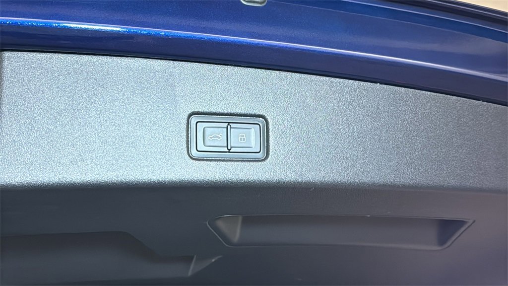 Used 2024 Audi Q4 e-tron Prestige image 16