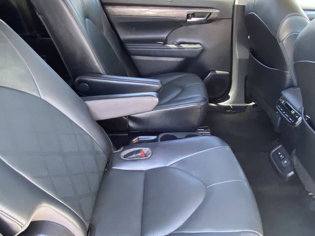 Certified 2021 Toyota Highlander Platinum FWD image 19