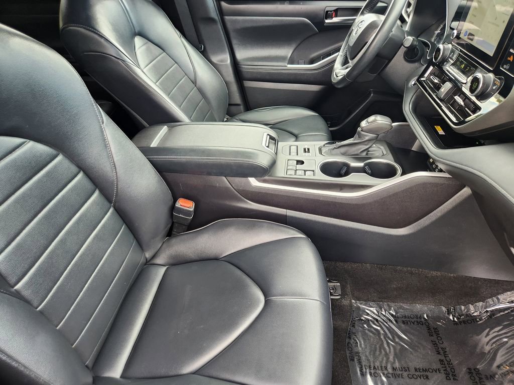 Used 2023 Toyota Highlander XLE AWD/4WD image 5