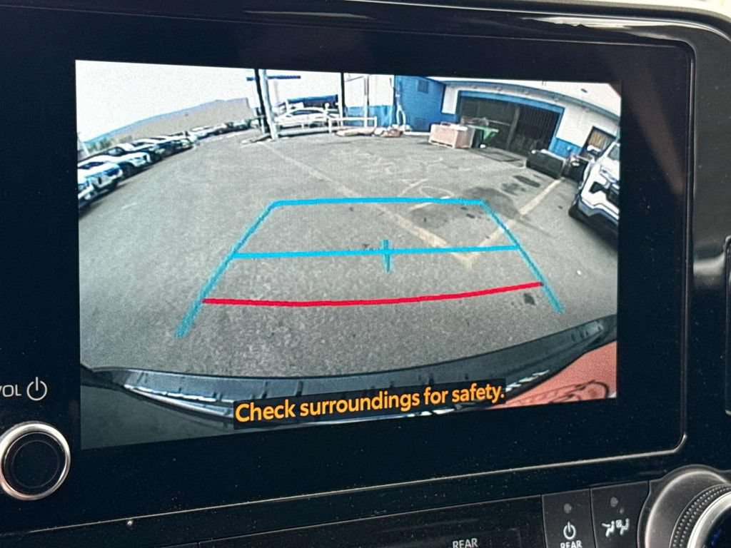 Used 2025 Toyota Highlander LE FWD image 27