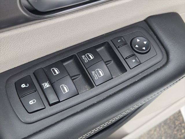 Certified 2024 Chrysler Pacifica Select image 19