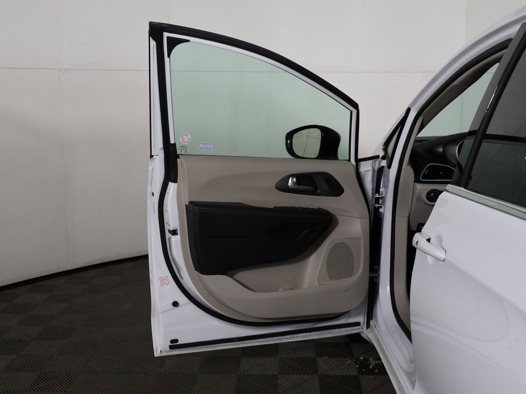 Used 2024 Chrysler Pacifica Touring-L image 19