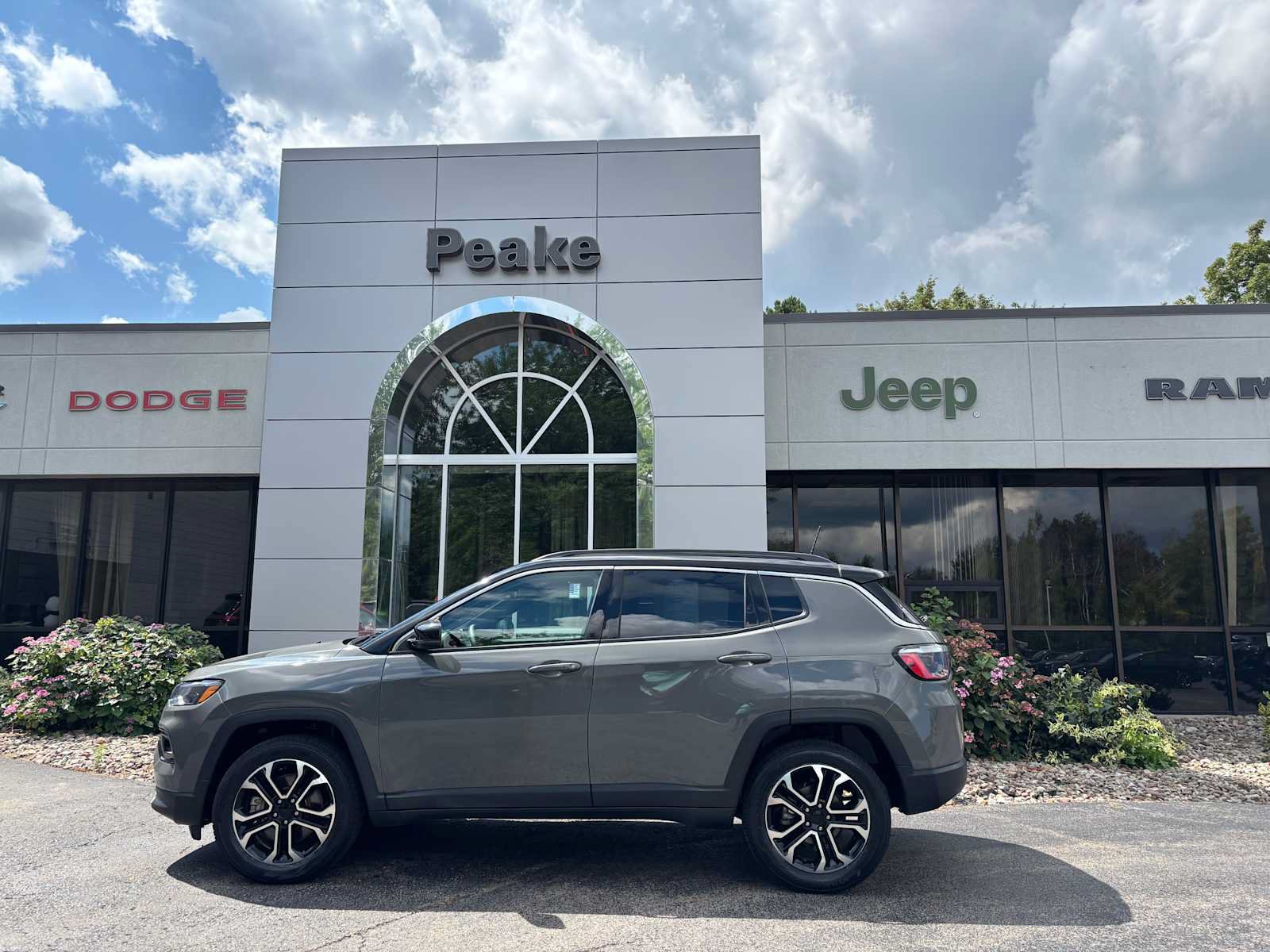 Used 2023 Jeep Compass Limited AWD/4WD image 3