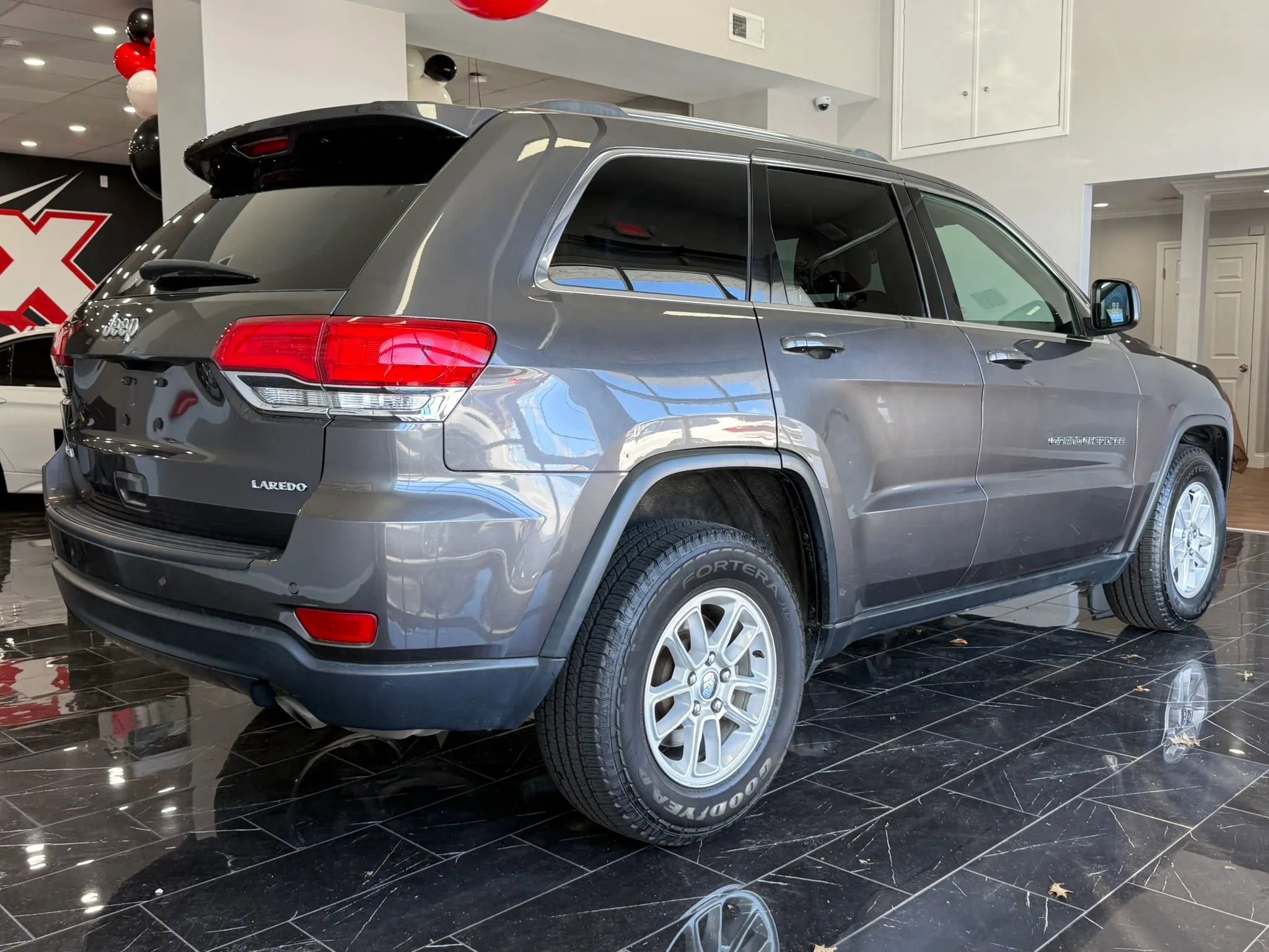 Used 2019 Jeep Grand Cherokee Laredo AWD/4WD image 4