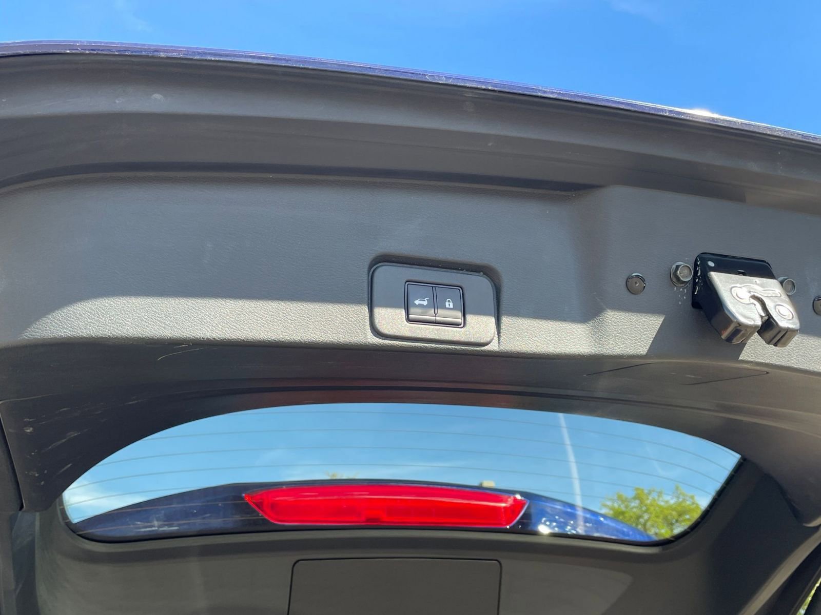 Used 2025 Nissan Rogue SV image 23