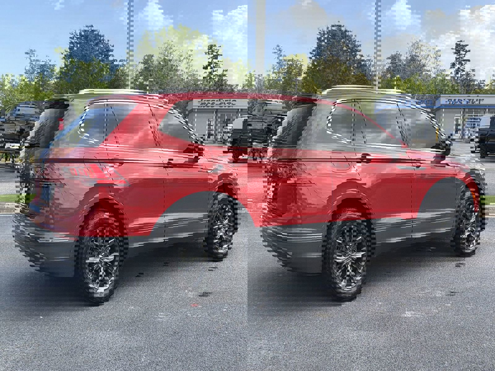 Used 2024 Volkswagen Tiguan SE image 10