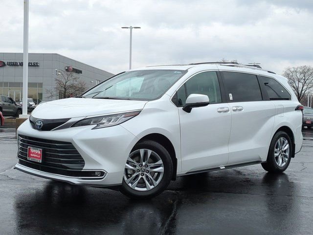 Used 2025 Toyota Sienna Limited image 2