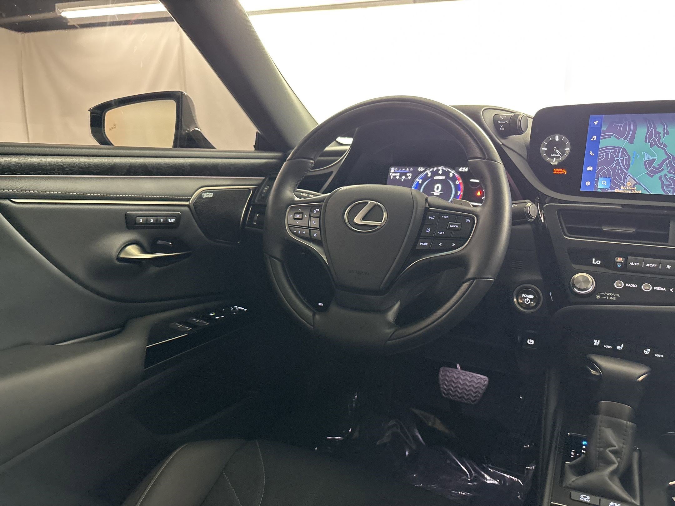 Used 2025 Lexus ES 300h w/ Luxury Package FWD image 28