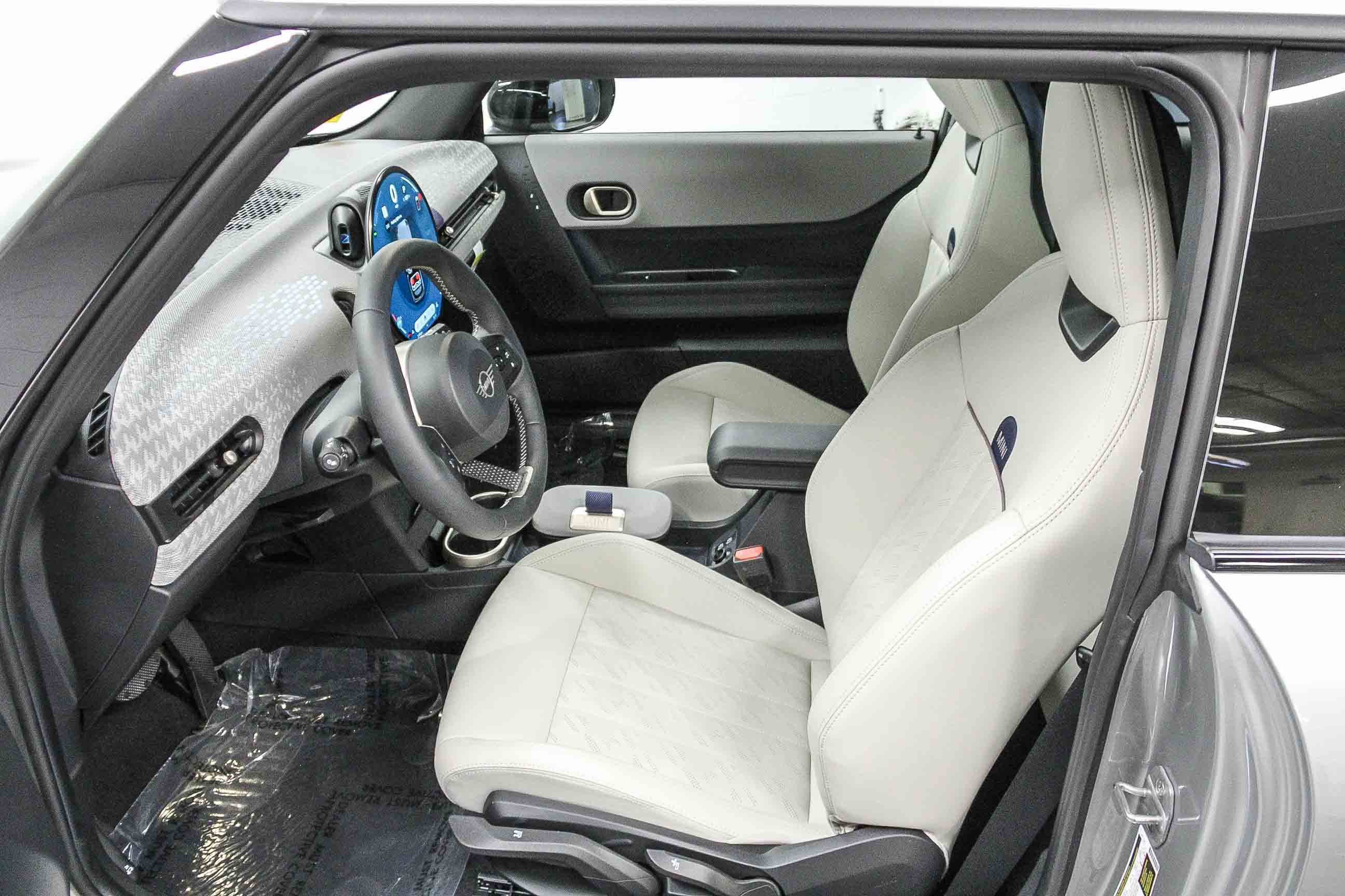 Used 2025 MINI Cooper 2-Door Hardtop image 19