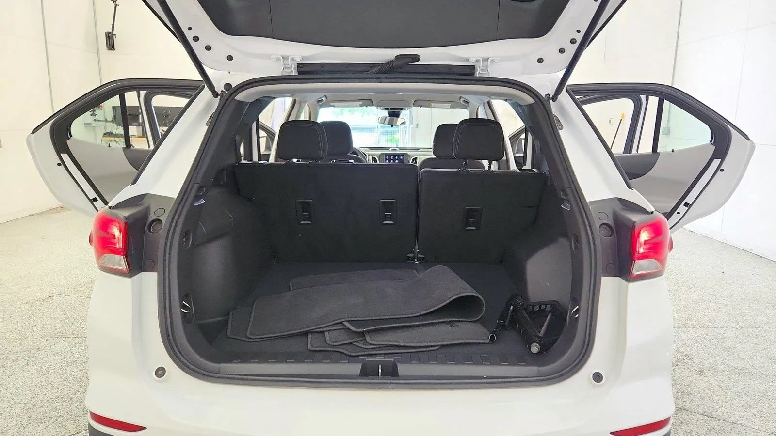 Used 2024 Chevrolet Equinox LS w/ Driver Confidence II Package FWD image 52