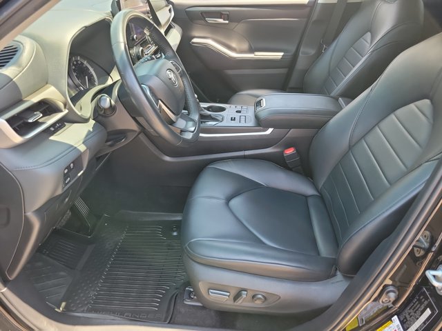 Used 2024 Toyota Highlander XLE AWD/4WD image 6