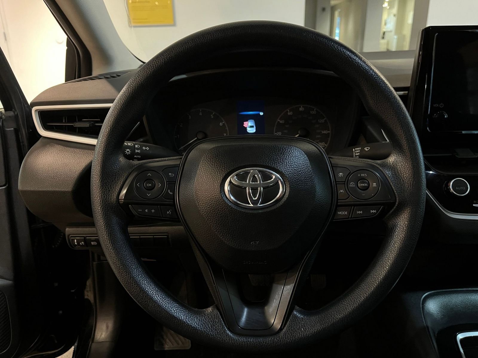 Used 2025 Toyota Corolla LE image 27