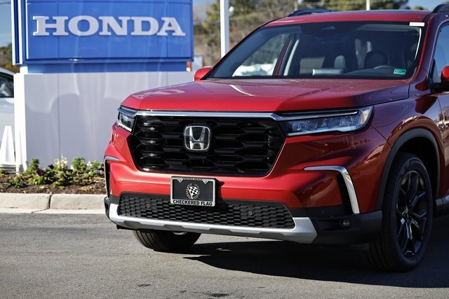 New 2025 Honda Pilot Touring image 2