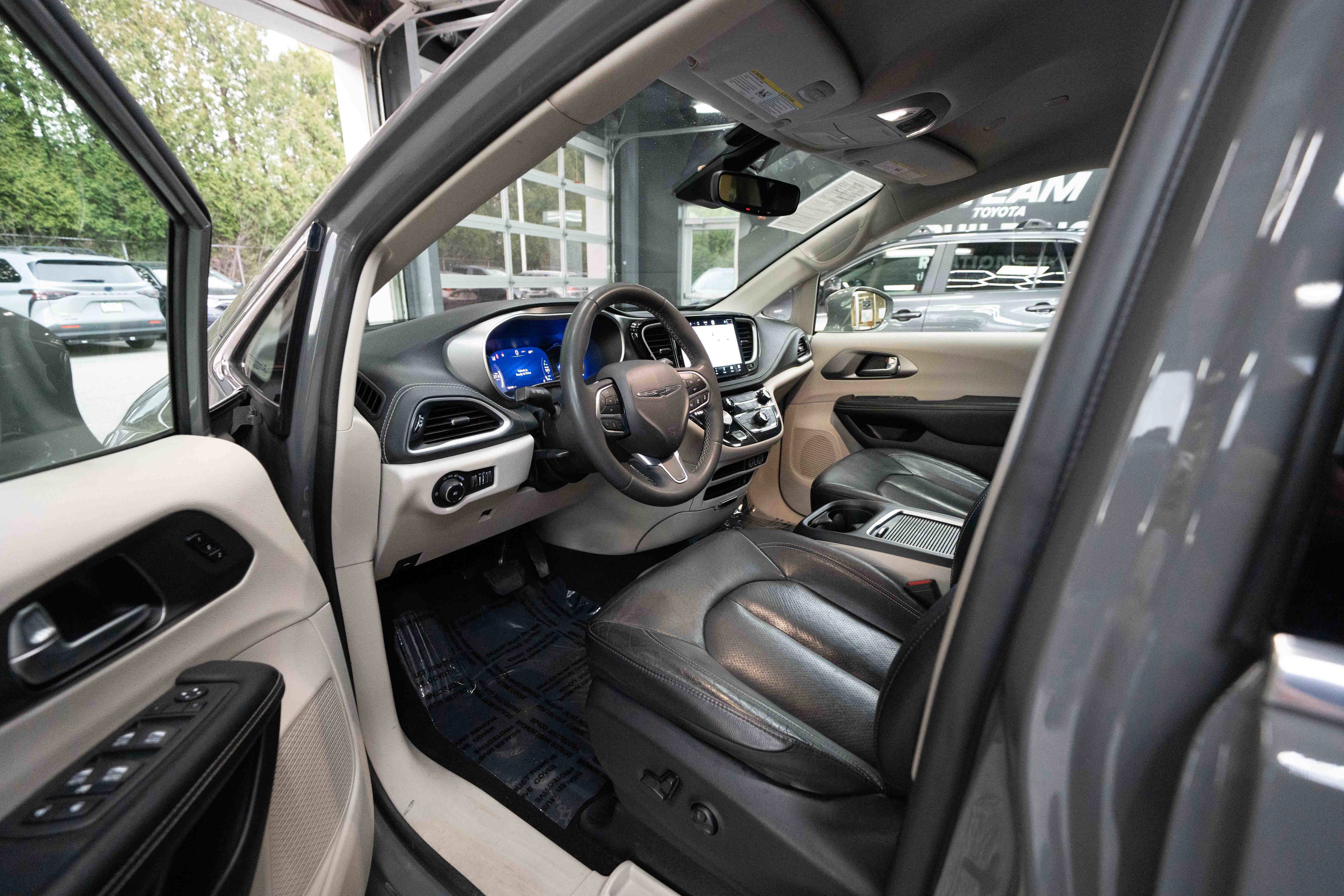 Used 2022 Chrysler Pacifica Touring-L w/ Uconnect Theater Family Group image 8