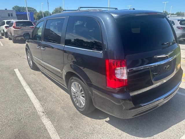 Used 2013 Chrysler Town & Country Touring-L w/ Driver Convenience Group FWD image 2