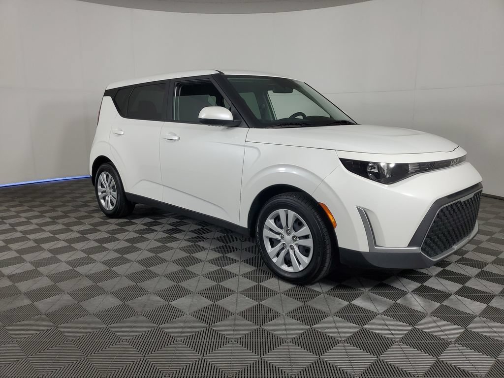 Used 2025 Kia Soul LX FWD image 2