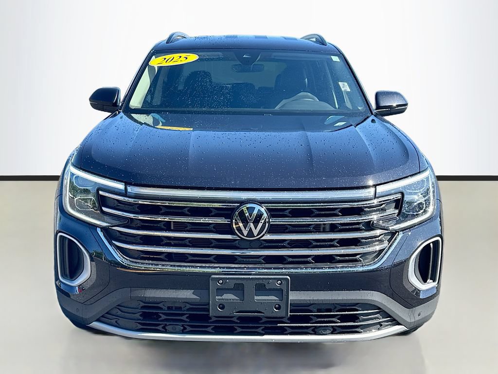 Used 2025 Volkswagen Atlas SE AWD/4WD image 2
