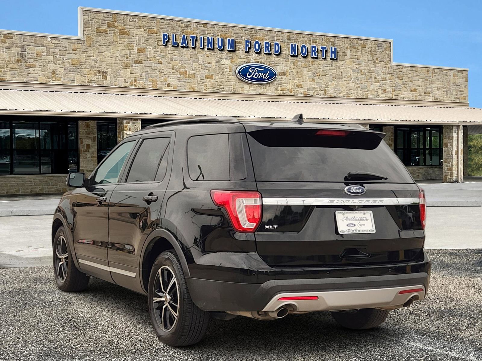 Used 2016 Ford Explorer XLT w/ Equipment Group 202A FWD image 4