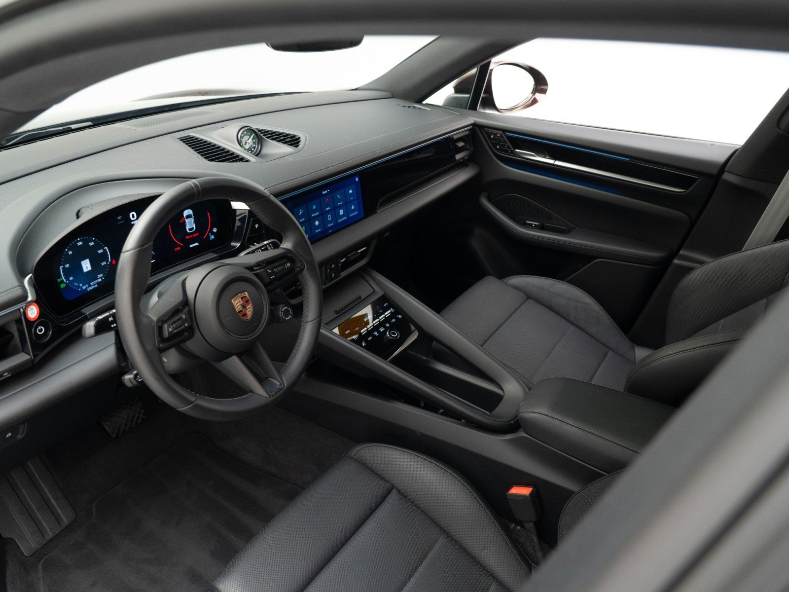 Certified 2025 Porsche Macan Electric image 4