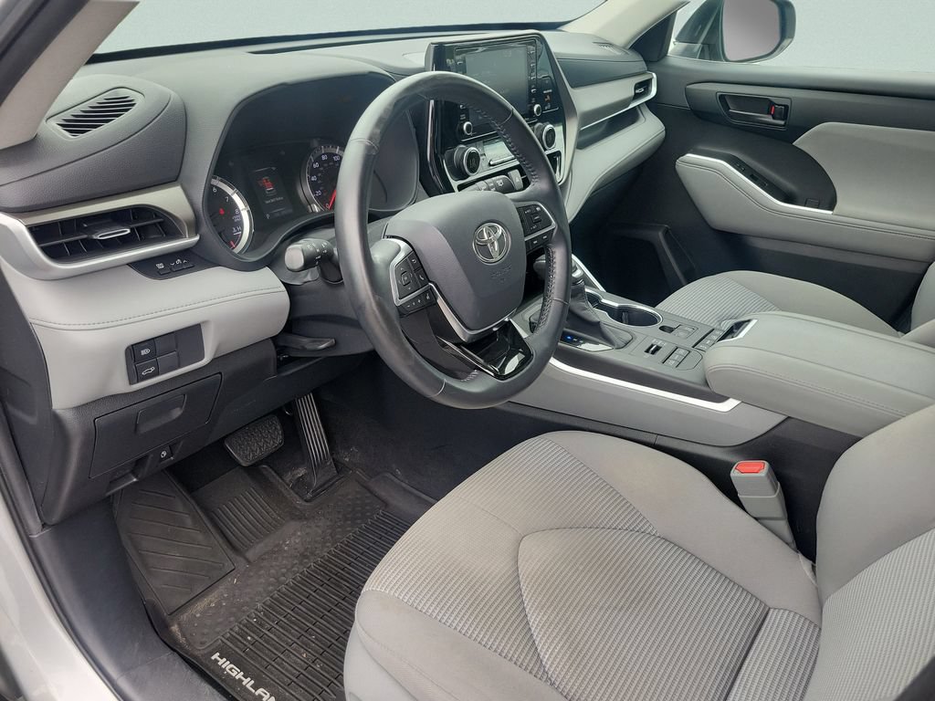 Used 2020 Toyota Highlander LE AWD/4WD image 17