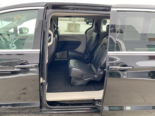 Used 2024 Chrysler Pacifica Touring-L FWD image 23