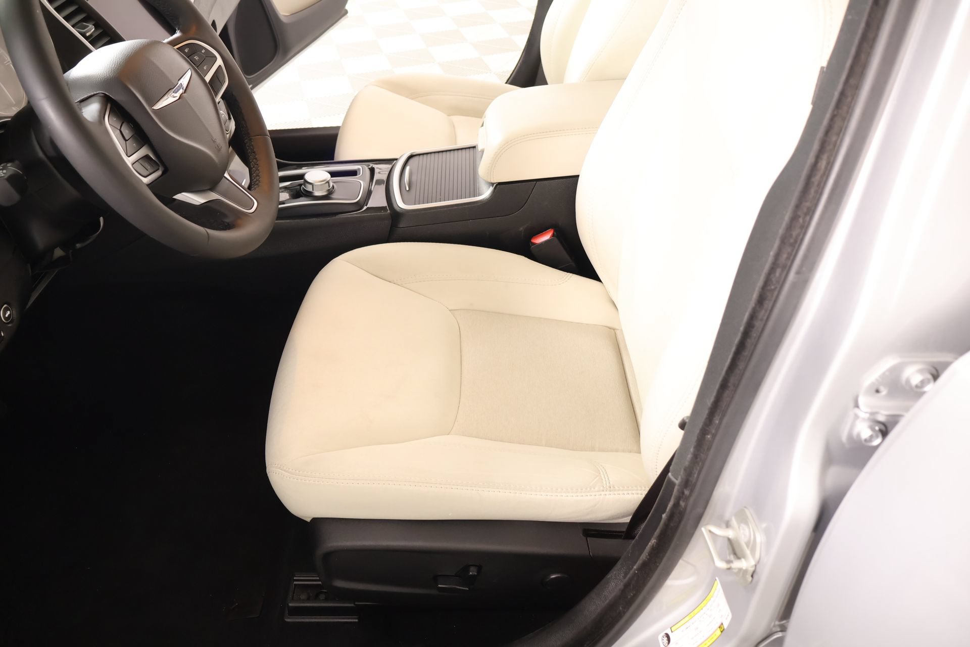 Used 2023 Chrysler 300 Touring w/ Sport Appearance Package RWD image 10