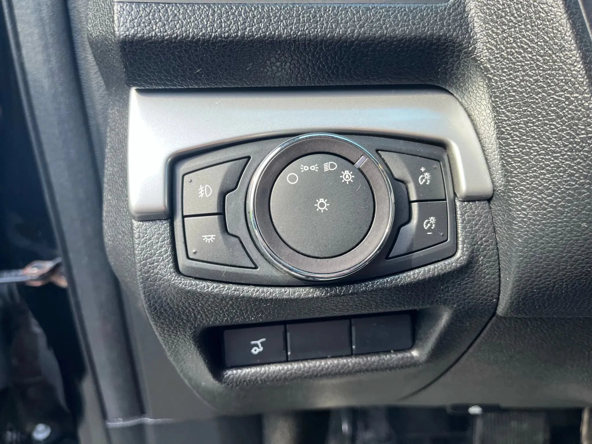Used 2017 Ford Explorer XLT w/ Equipment Group 202A FWD image 21