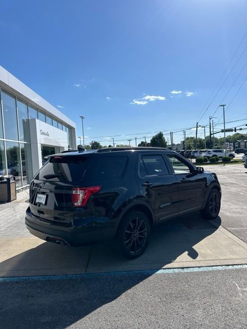 Used 2017 Ford Explorer XLT w/ XLT Technology Feature Bundle AWD/4WD image 6