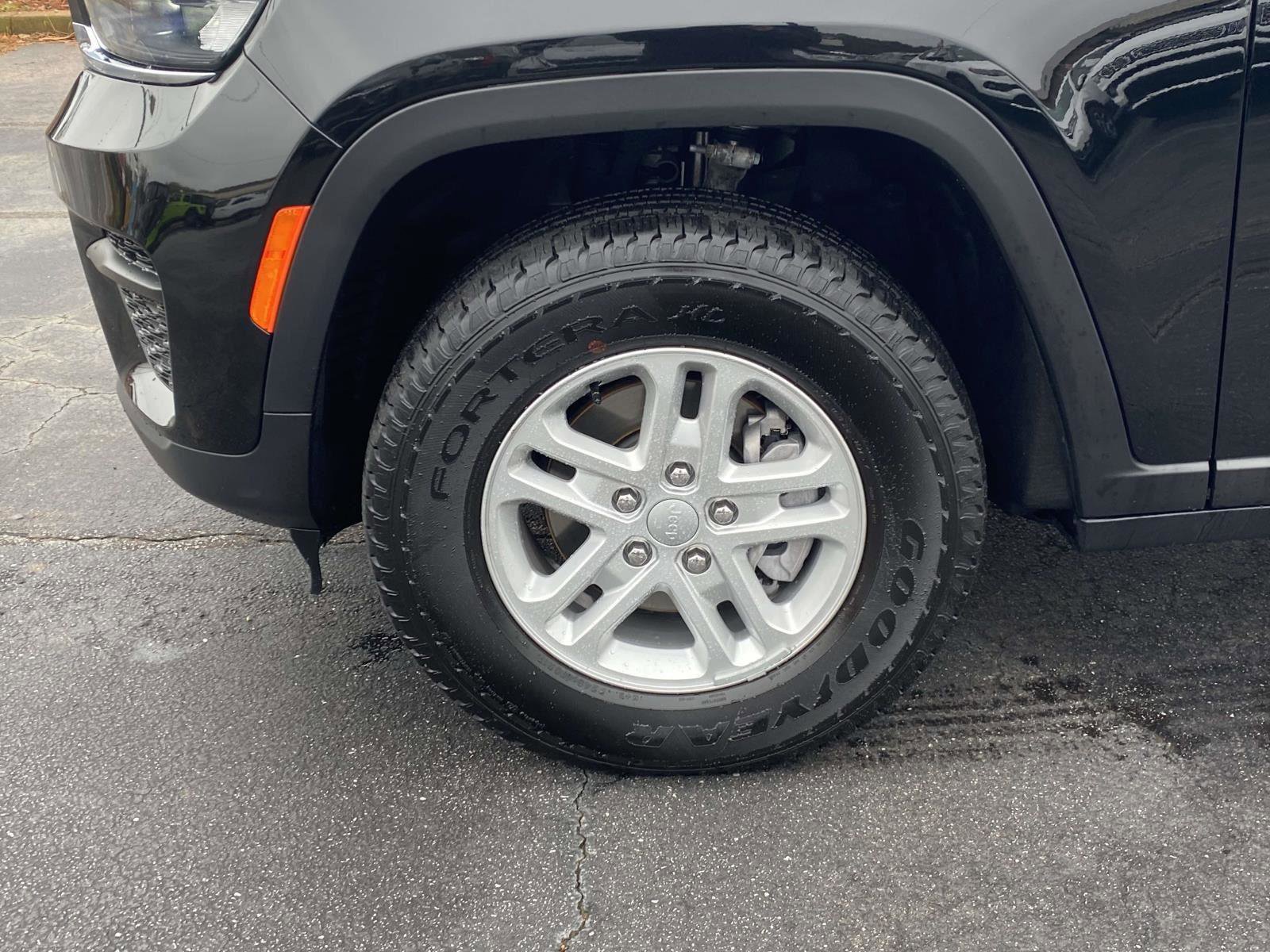 Certified 2024 Jeep Grand Cherokee Laredo image 35