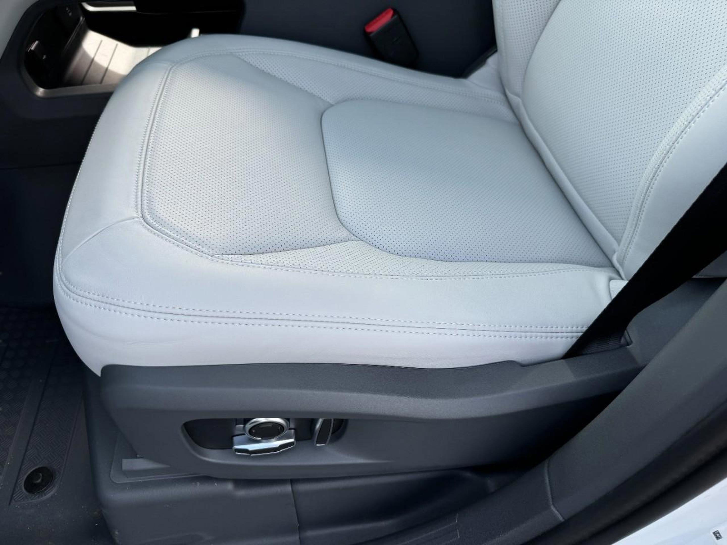 Certified 2025 Land Rover Defender 130 X-Dynamic SE image 29