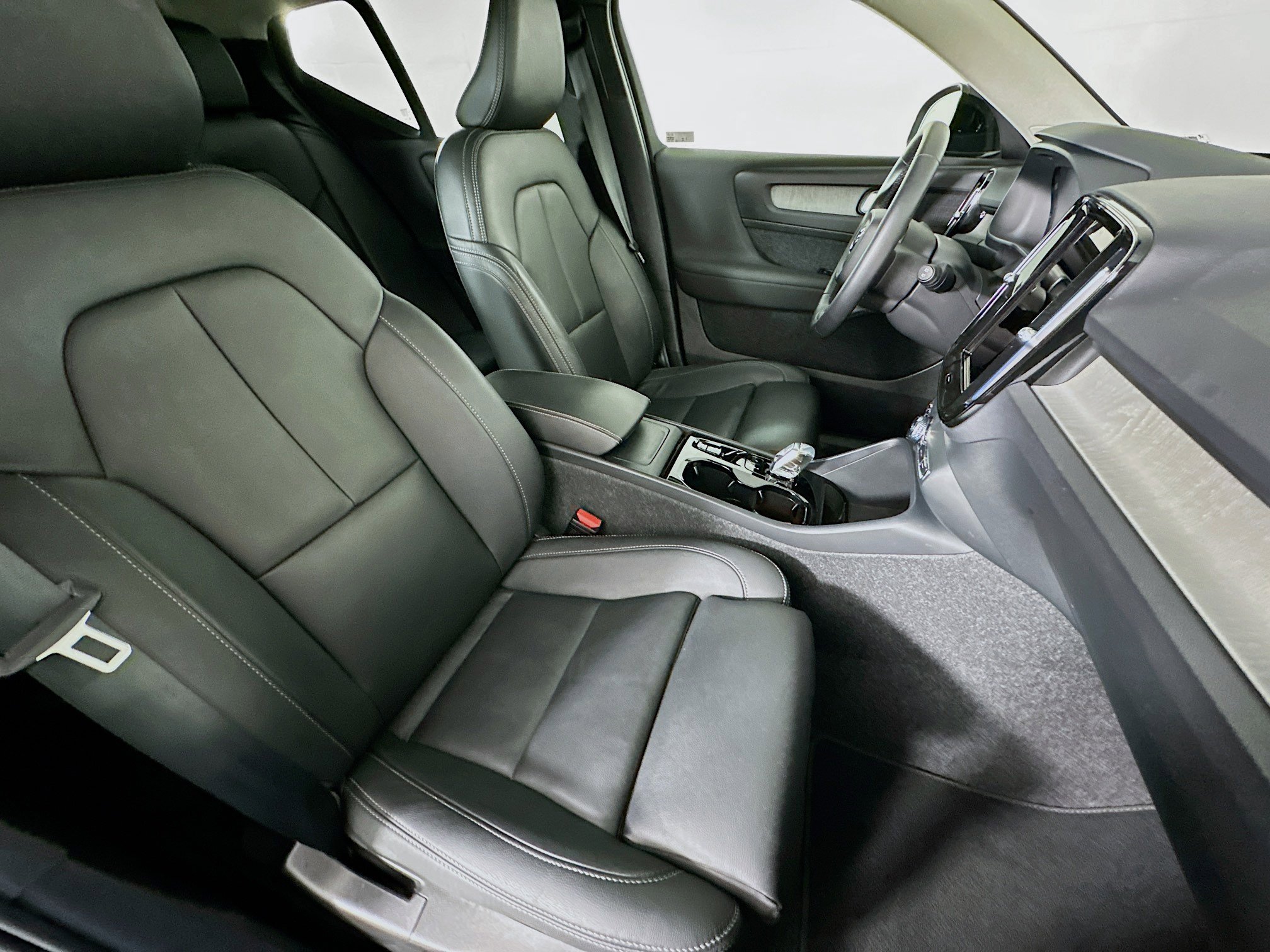 Used 2025 Volvo XC40 B5 Plus image 33