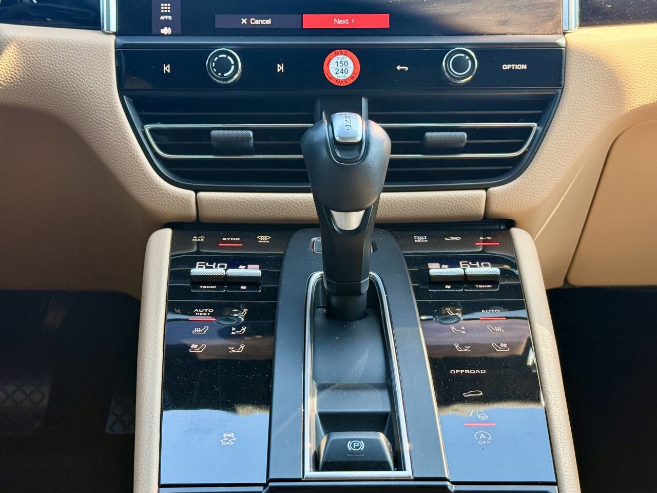 Used 2024 Porsche Macan w/ Premium Plus Package AWD/4WD image 18