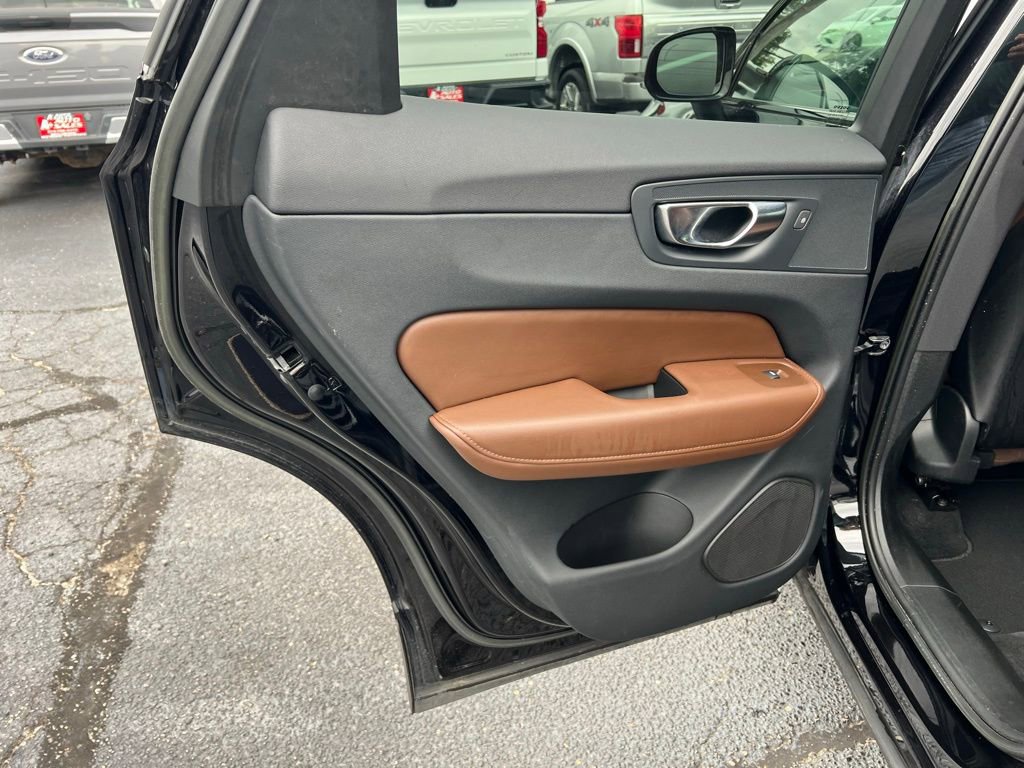 Used 2023 Volvo XC60 B5 Plus image 19