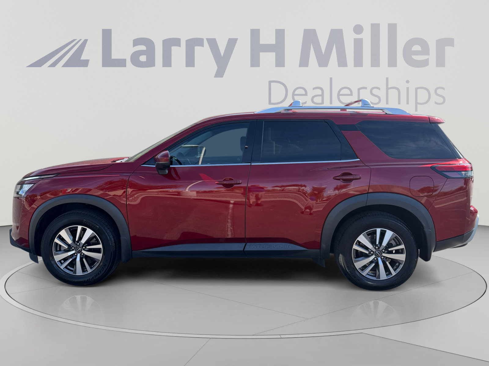Used 2023 Nissan Pathfinder SL w/ Lighting Package (N92) FWD image 2
