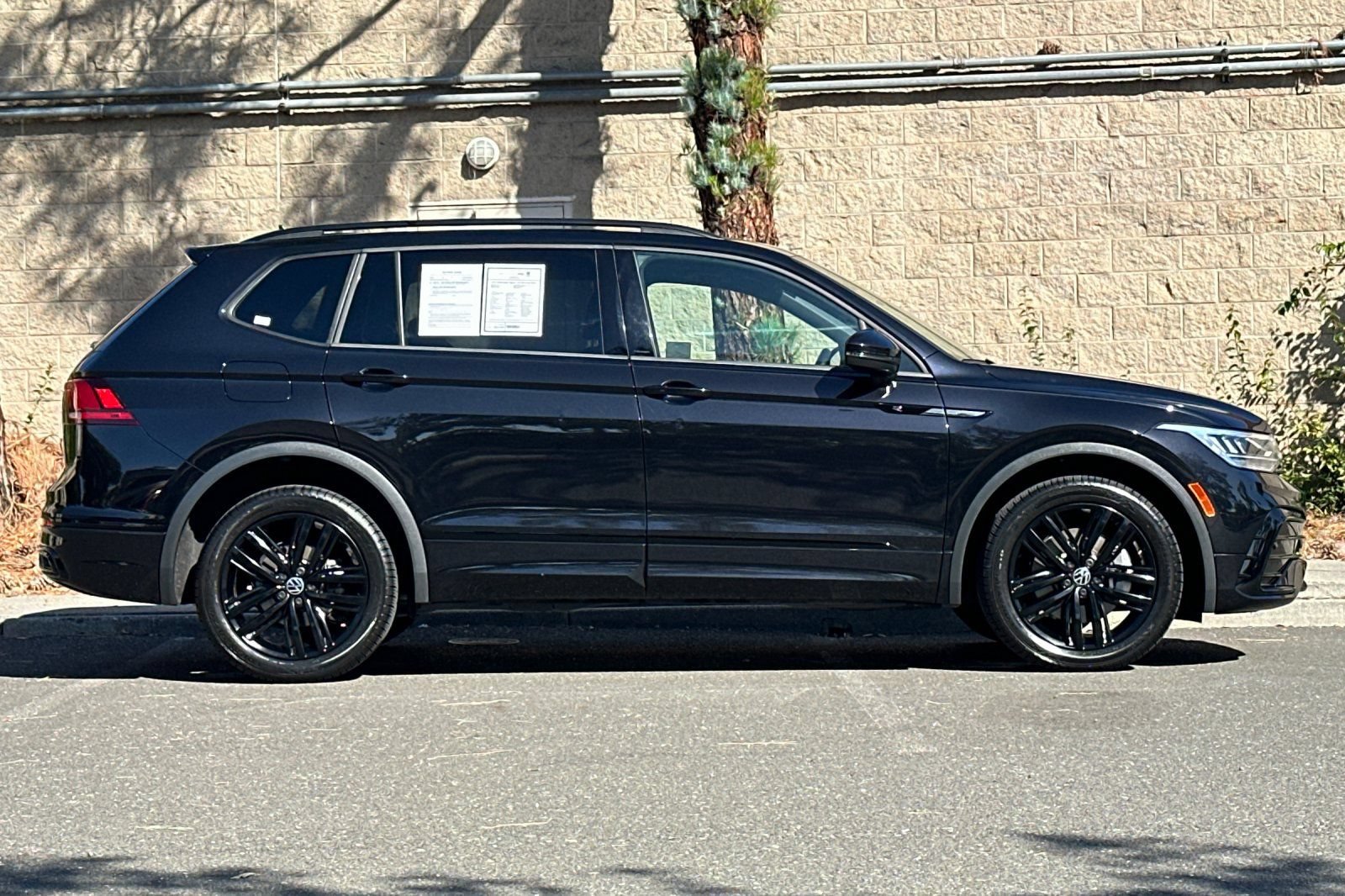 Used 2022 Volkswagen Tiguan SE R-Line FWD image 2