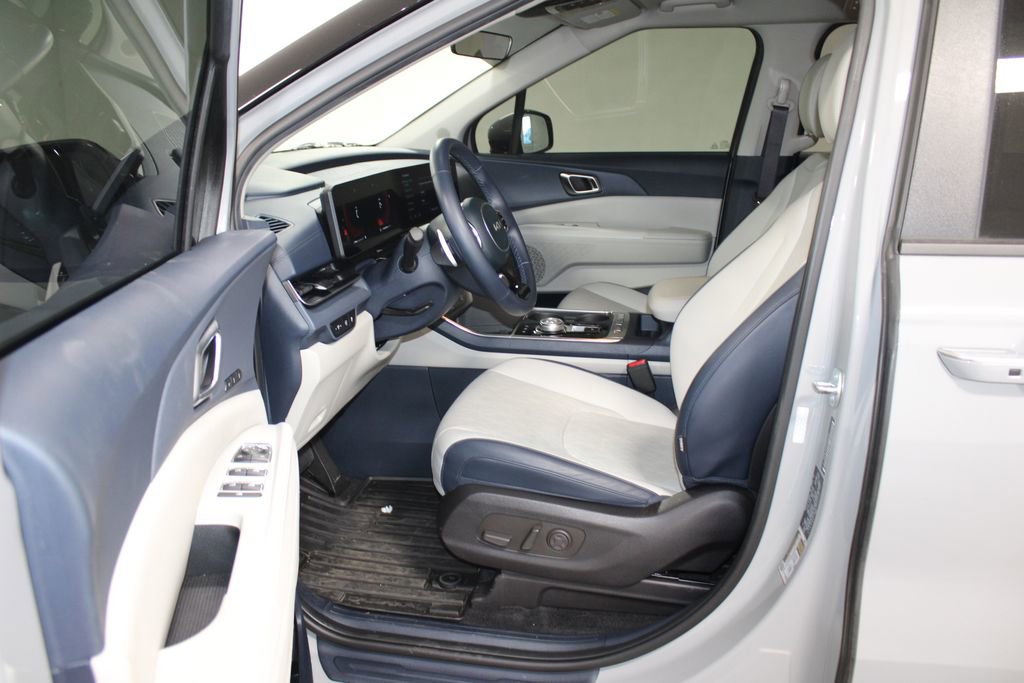 Used 2025 Kia Carnival EX image 36