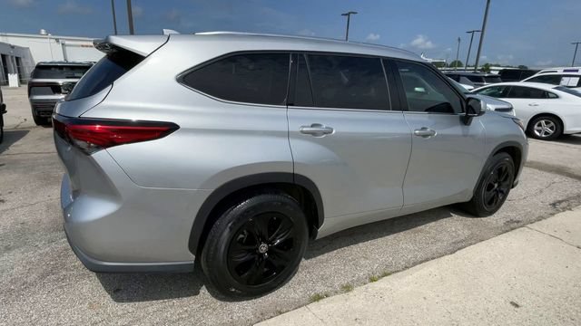 Used 2020 Toyota Highlander XLE FWD image 2
