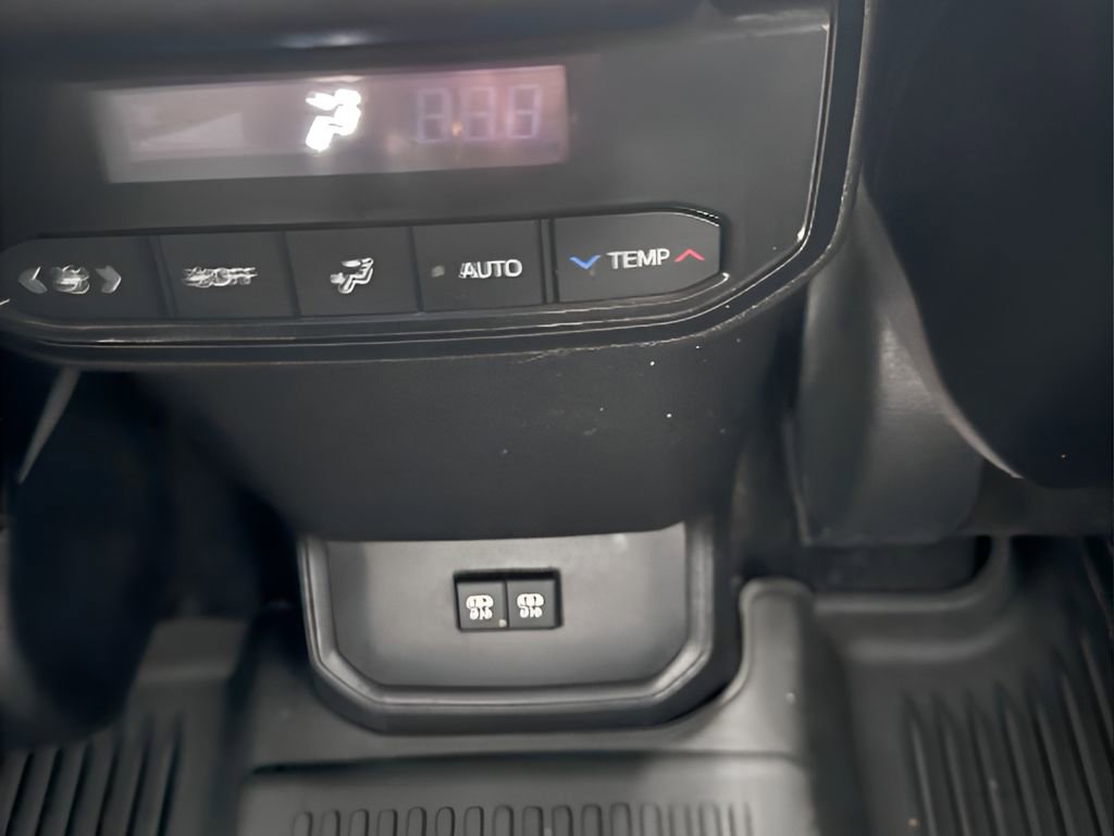 Used 2021 Toyota Highlander XLE image 23