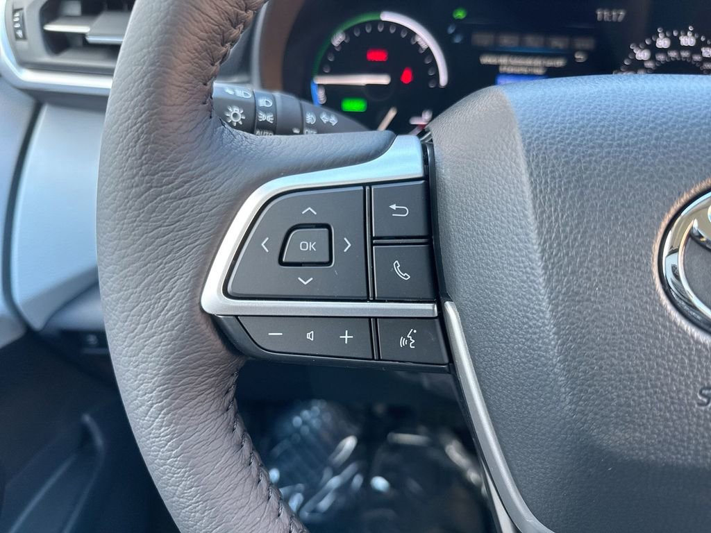 Used 2025 Toyota Sienna XLE FWD image 17