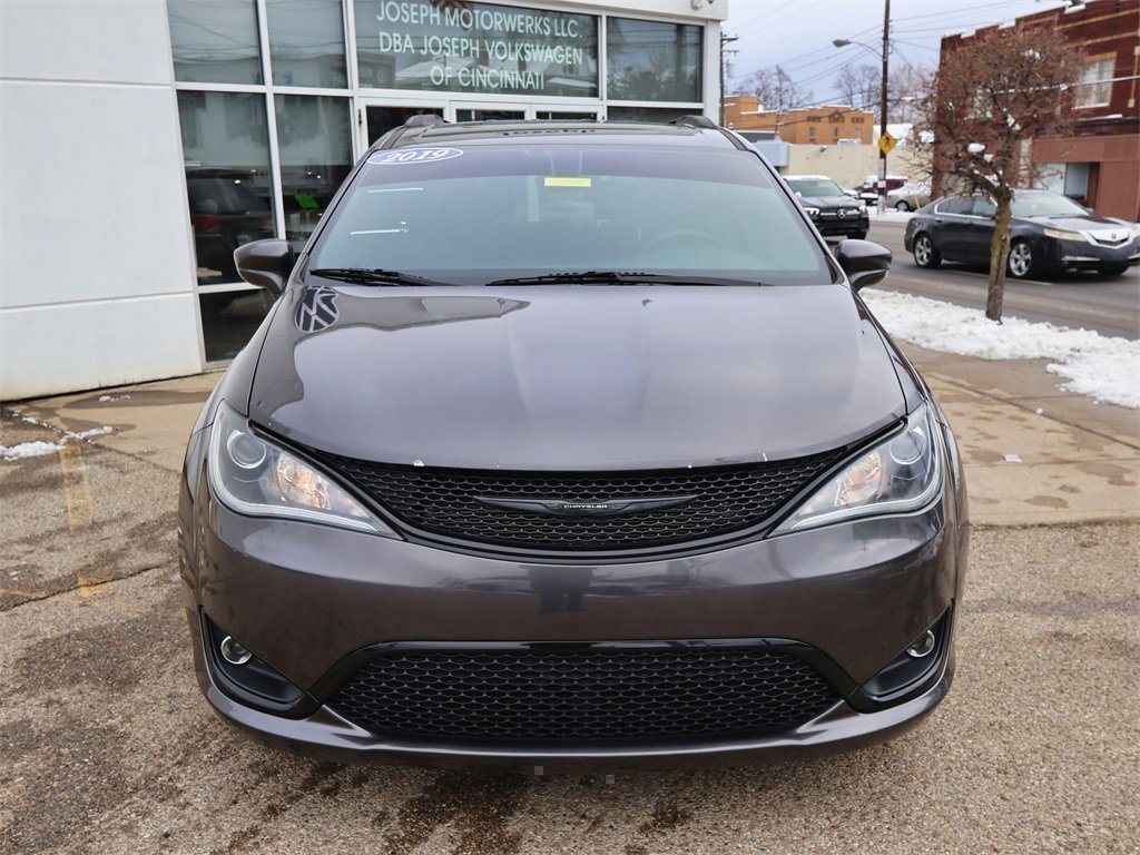 Used 2019 Chrysler Pacifica Touring-L Plus w/ S Appearance Package image 8