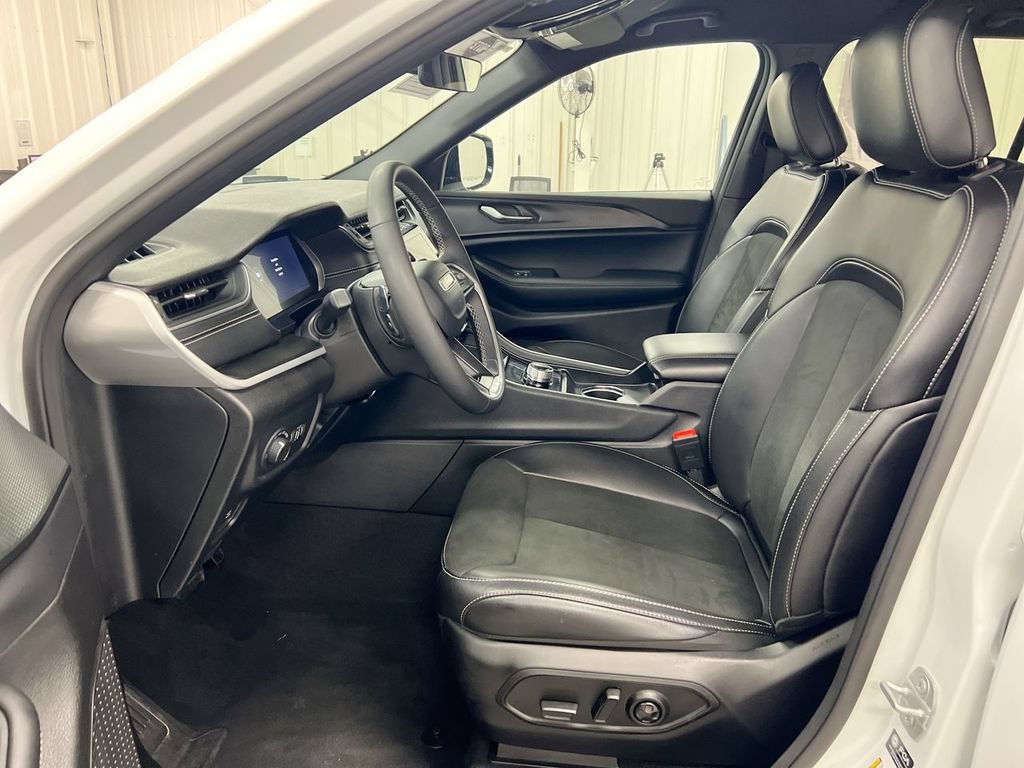 Used 2025 Jeep Grand Cherokee Altitude AWD/4WD image 19