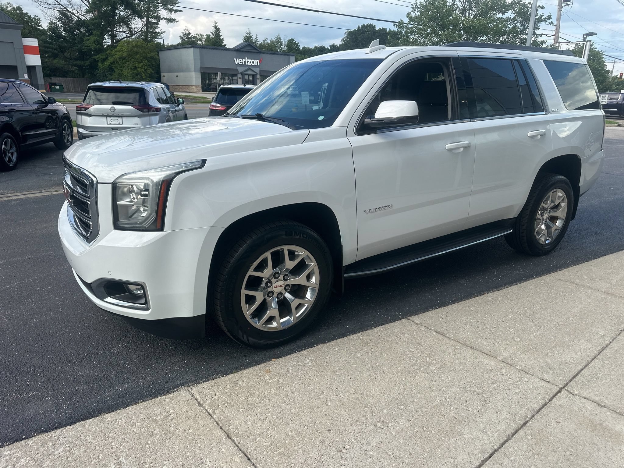 Used 2017 GMC Yukon SLE w/ SLE Value Package AWD/4WD image 6