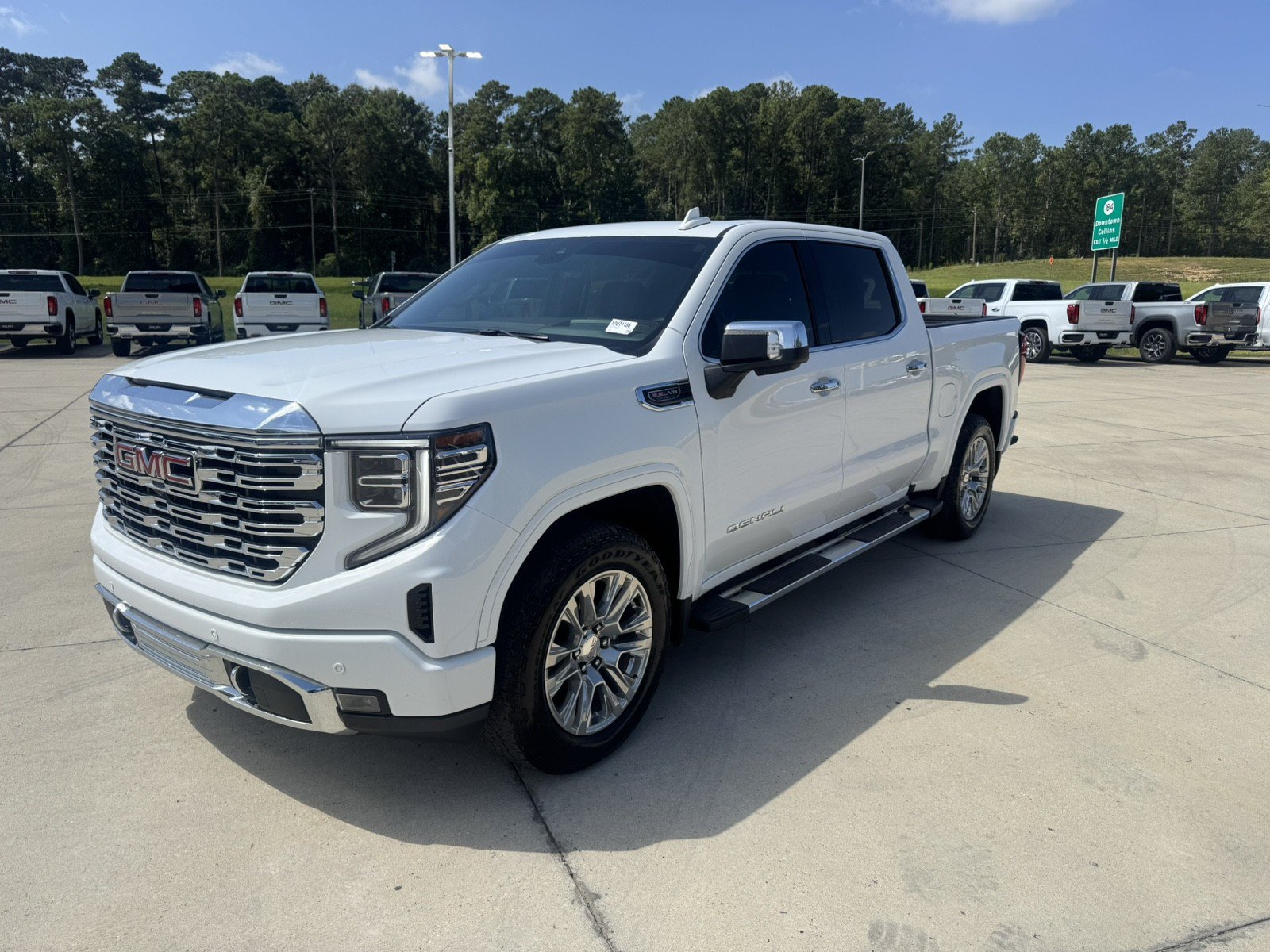 Used 2023 GMC Sierra 1500 Denali w/ Technology Package AWD/4WD image 1