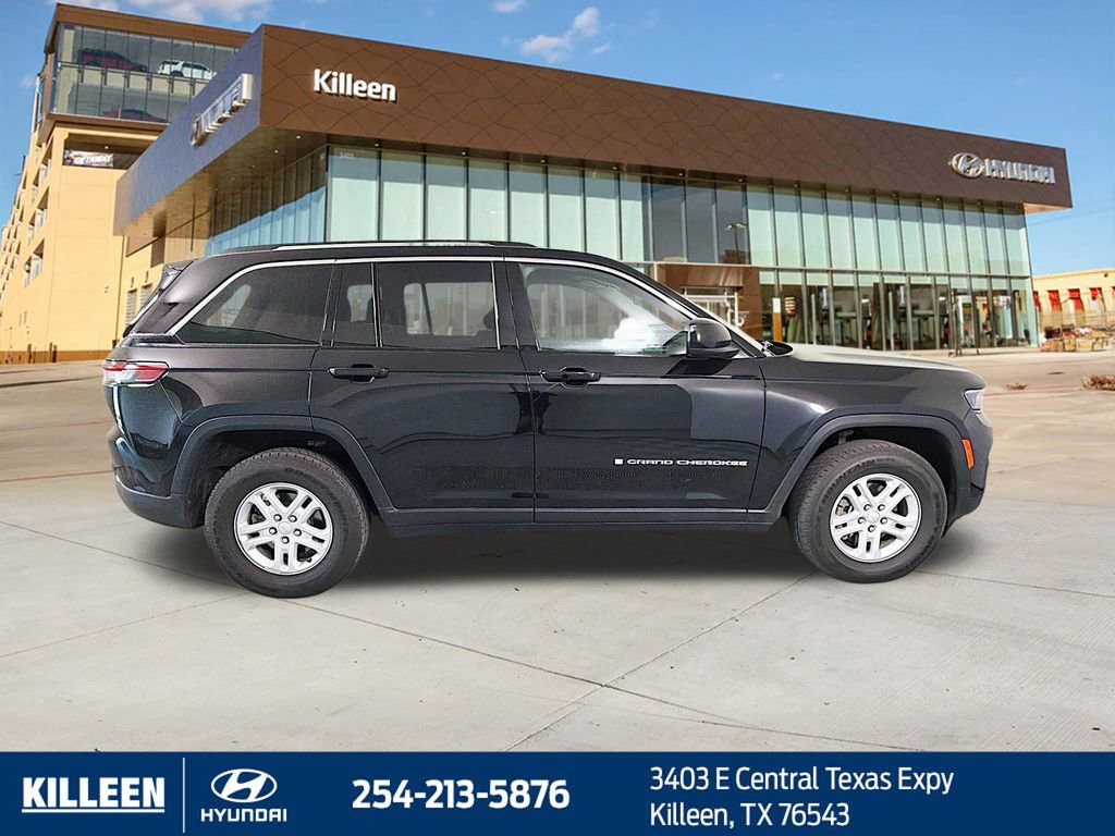 Used 2023 Jeep Grand Cherokee Laredo AWD/4WD image 9