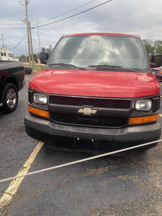 Used 2010 Chevrolet Express 3500 RWD image 2