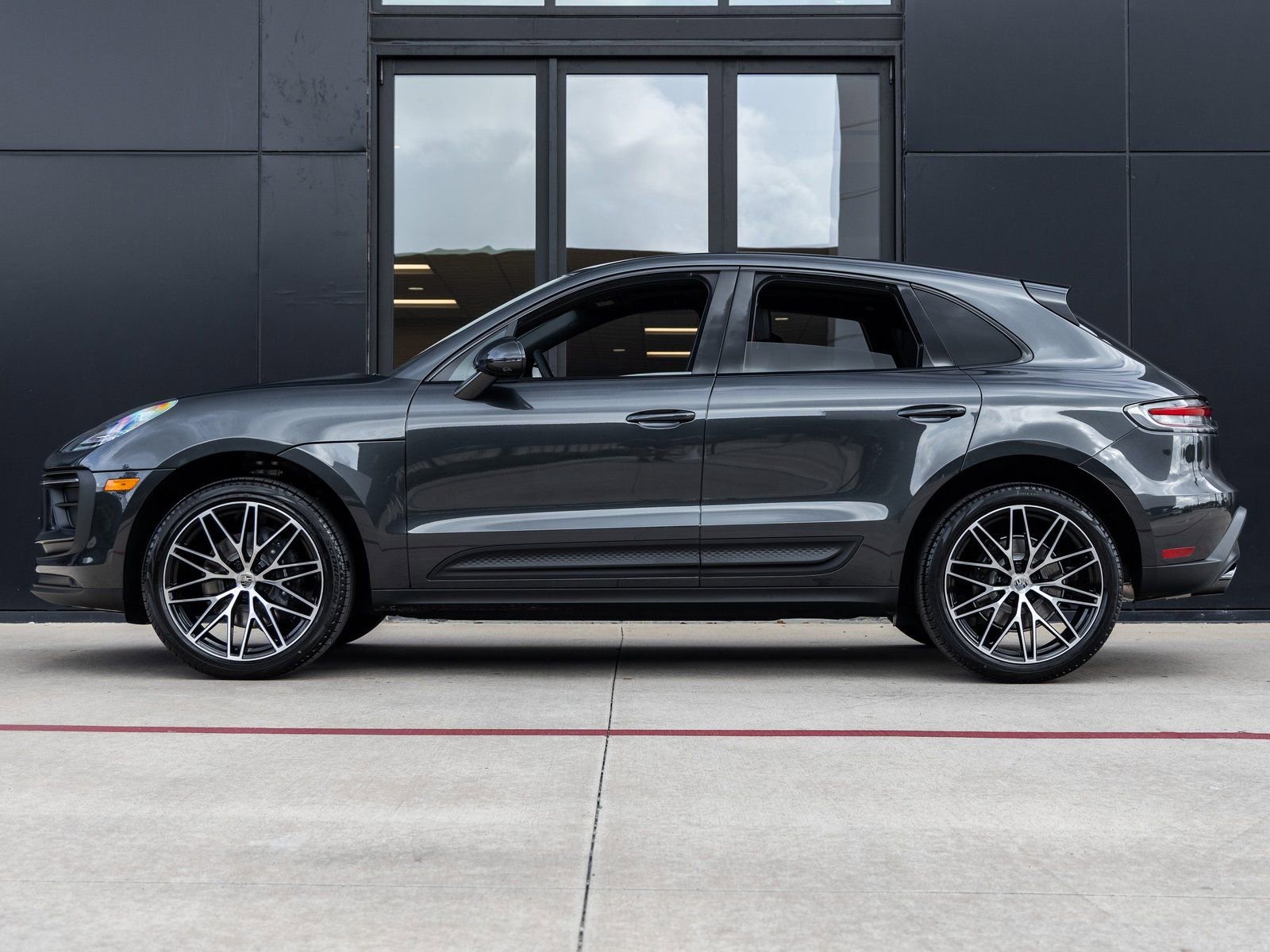 Certified 2026 Porsche Macan AWD/4WD image 2