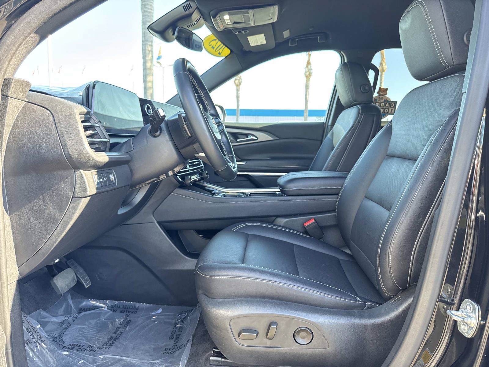 Used 2025 Chevrolet Traverse LT FWD image 23