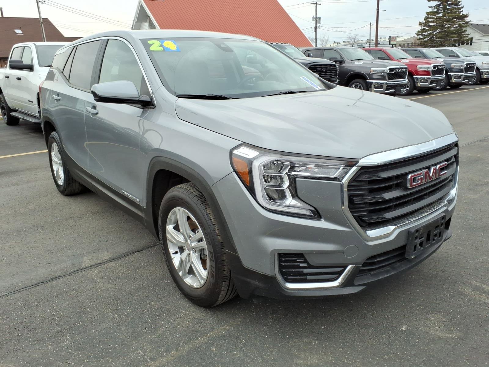 Used 2024 GMC Terrain SLE image 3