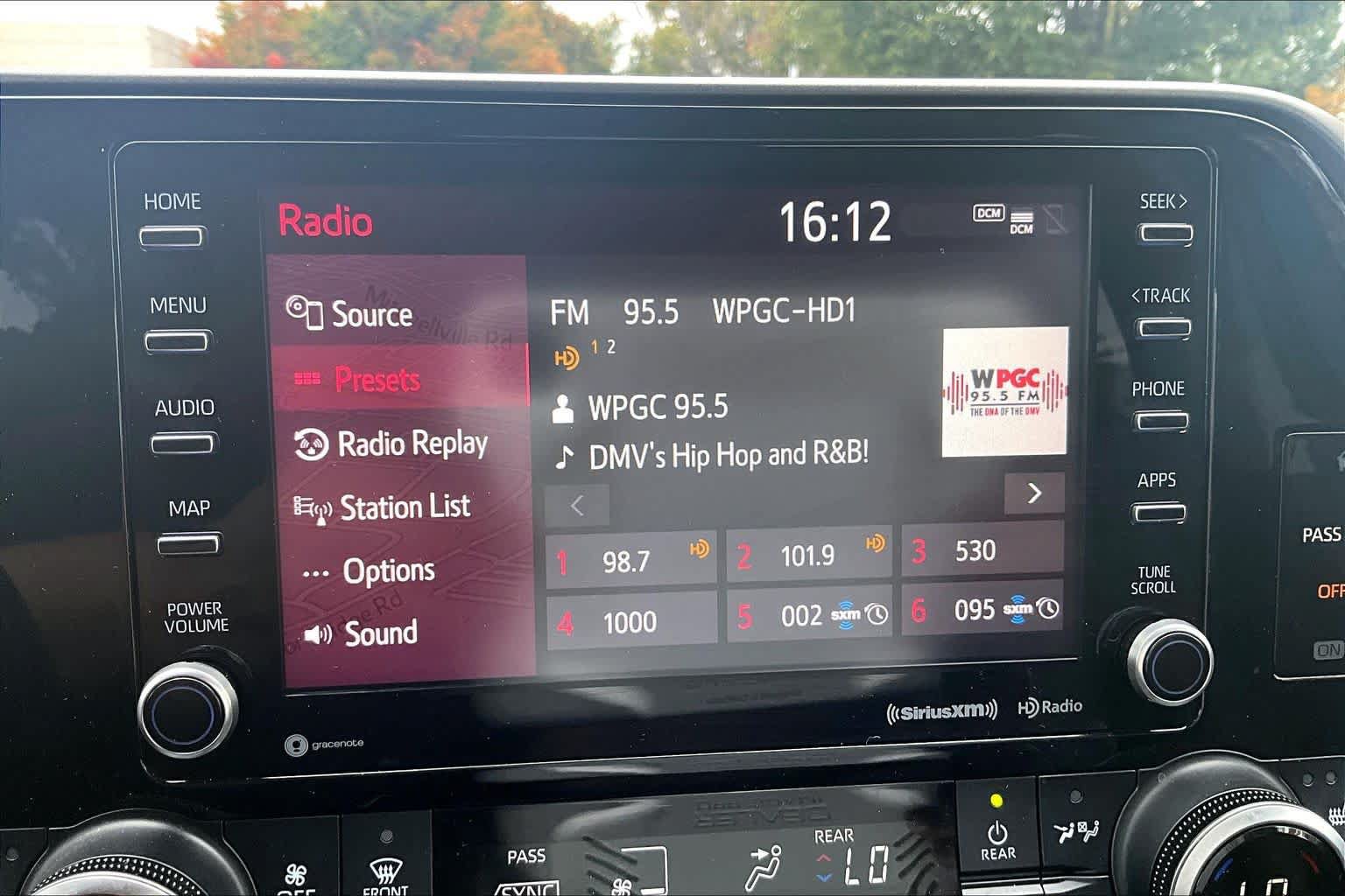 Used 2021 Toyota Highlander XLE AWD/4WD image 34