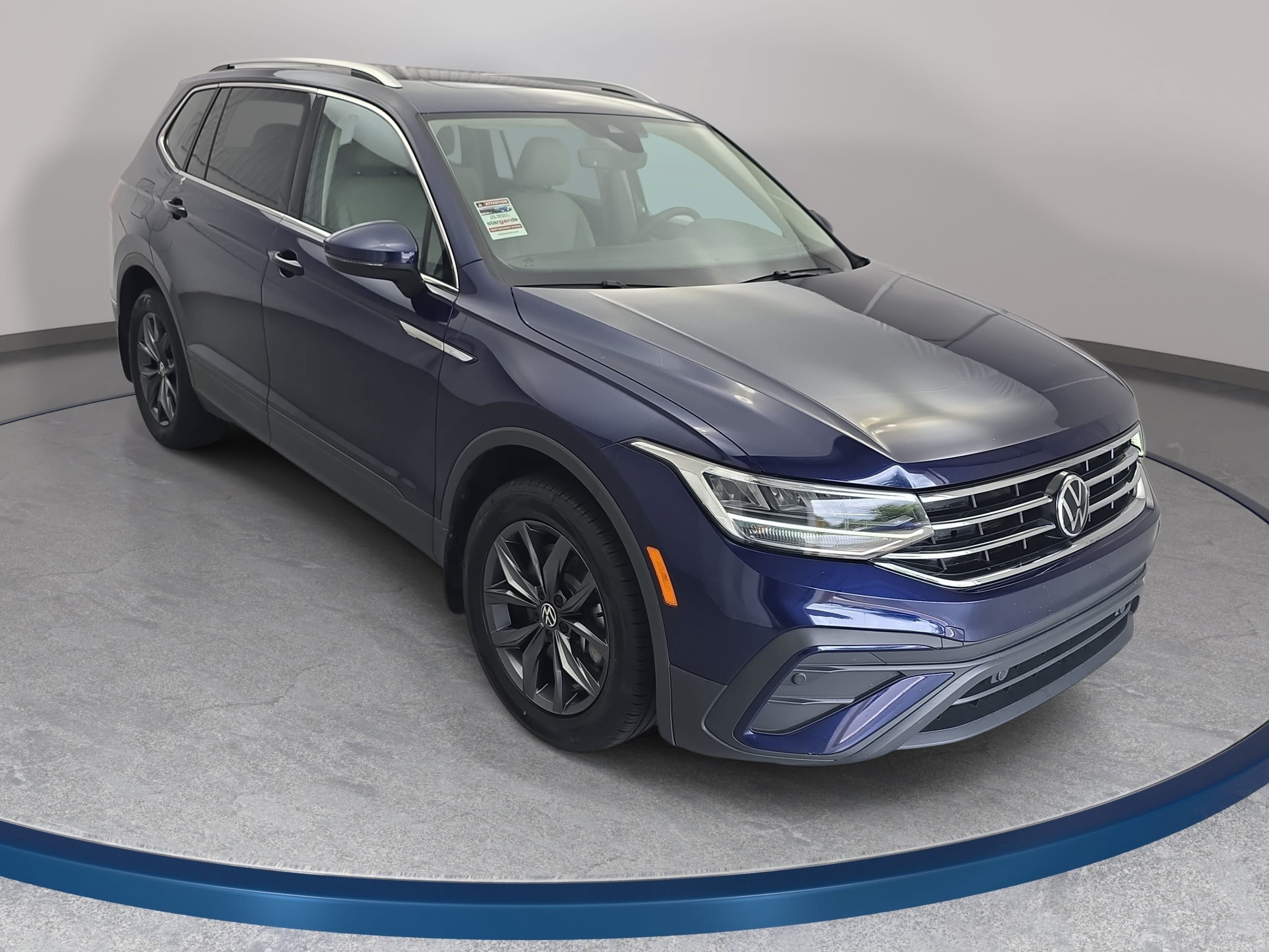 Used 2023 Volkswagen Tiguan SE w/ Panoramic Sunroof Package FWD image 3